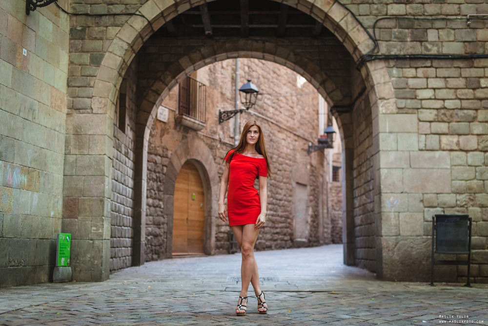 Cheeky fashion-style photo shoot in Barcelona. Photographer in Barcelona Spain Maslik Yulia
