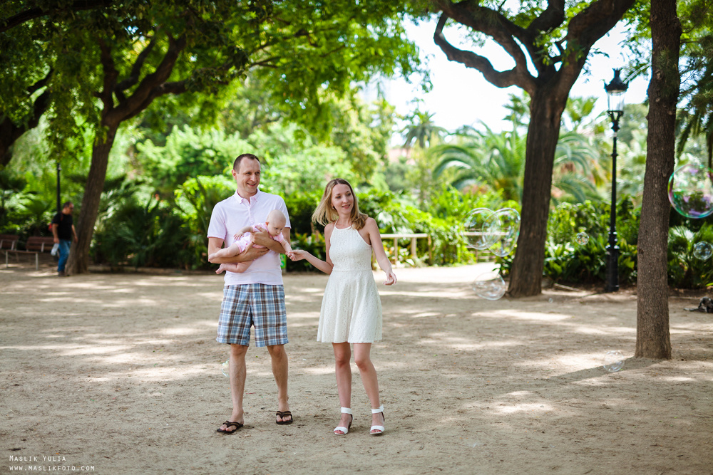 Sesión fotográfica familiar de verano en Barcelona. Fotógrafo en Barcelona  Maslik Yulia