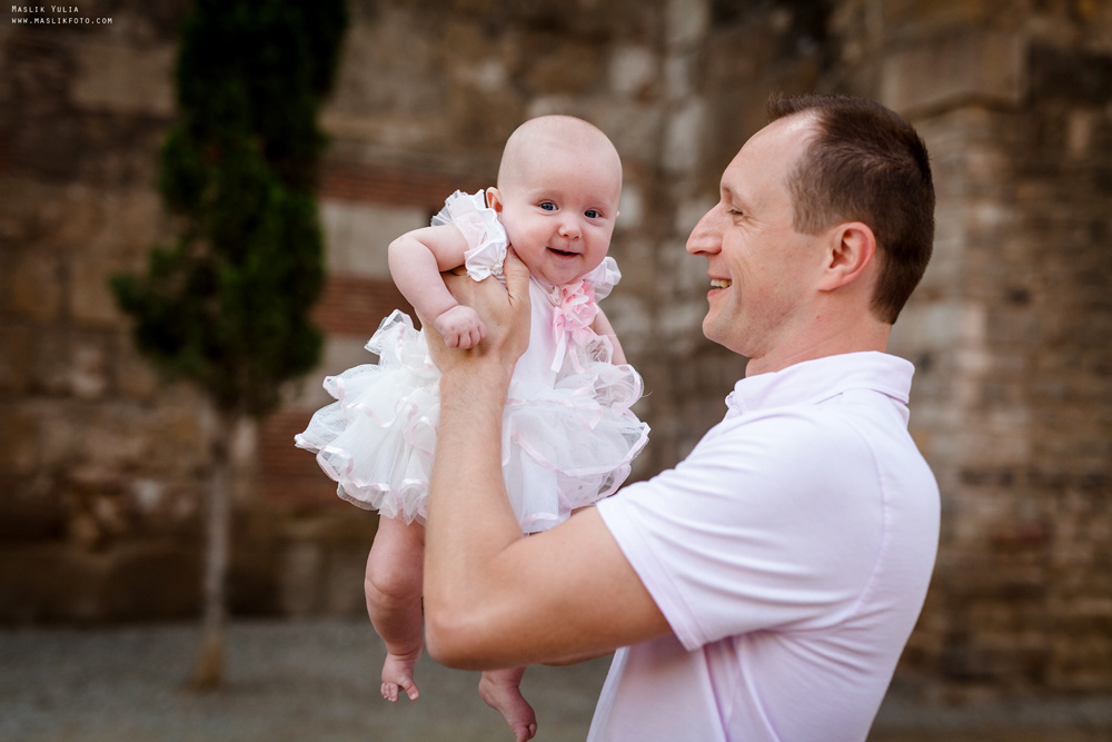 Sesión fotográfica familiar de verano en Barcelona. Fotógrafo en Barcelona  Maslik Yulia