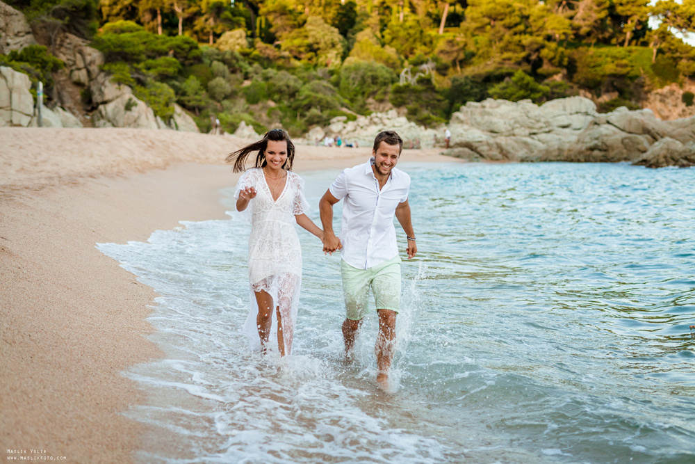 Sesión de fotos de playa en la Costa Brava. Fotógrafo en Barcelona  Maslik Yulia
