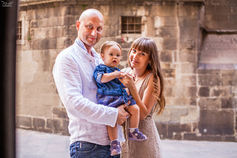 Sesión fotográfica familiar en la playa en Barcelona. Fotógrafo en Barcelona  Maslik Yulia