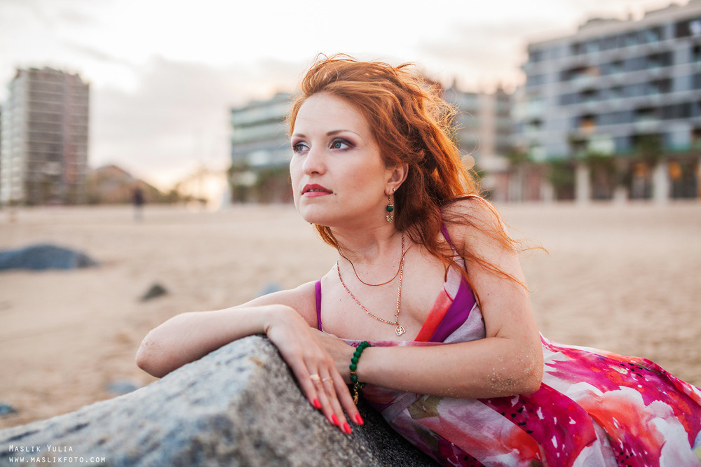 Sesja zdjęciowa na plaży romantycznej dziewczyny w Barcelonie. Fotograf w Barcelonie Hiszpanii Maslik Yulia