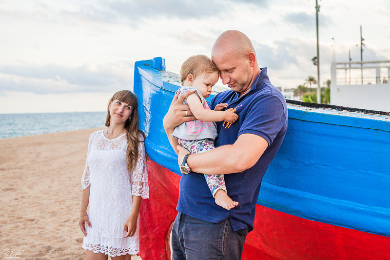 Sesión fotográfica familiar en la playa en Barcelona. Fotógrafo en Barcelona  Maslik Yulia