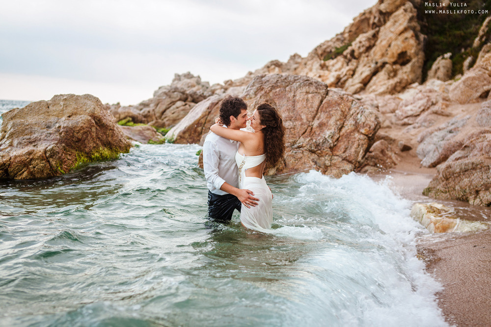 Sesión de fotos de boda de playa en España. Fotógrafo en Barcelona  Maslik Yulia
