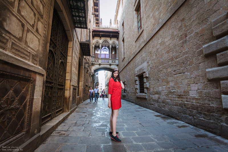 Elegante sesión de fotos en el puerto de Barcelona. Fotógrafo en Barcelona  Maslik Yulia