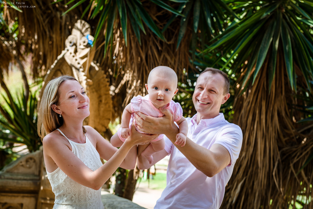 Sesión fotográfica familiar de verano en Barcelona. Fotógrafo en Barcelona  Maslik Yulia