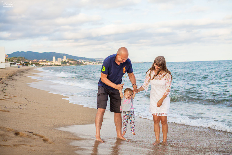 Sesión fotográfica familiar en la playa en Barcelona. Fotógrafo en Barcelona  Maslik Yulia