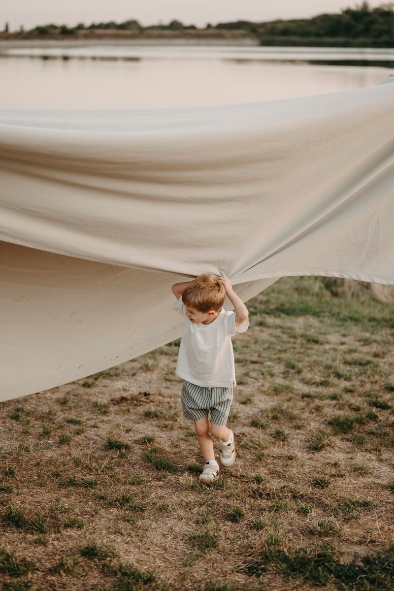 Djurdjica, Tadej i Miloje porodicno fotografisanje napolju. Deciji i porodicni fotograf u Beogradu Oksana Skendzic