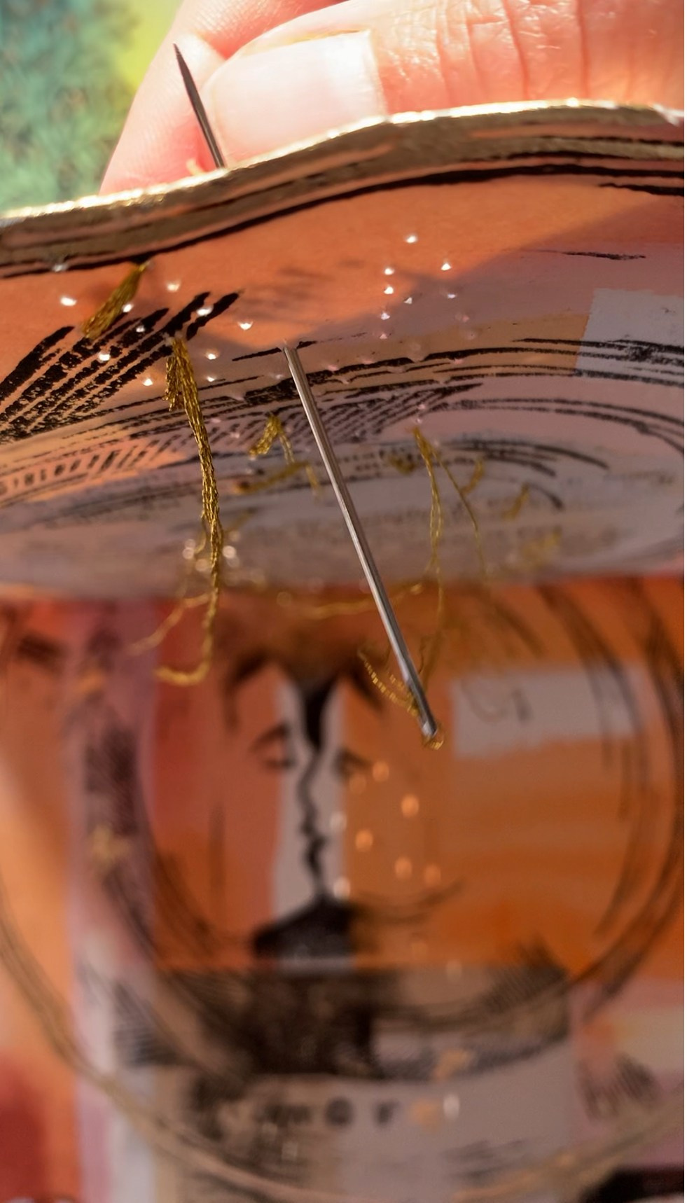 Dettaglio libro d’artista “Arte da Mangiare” di Nadia Kuprina, ago, filo d’oro