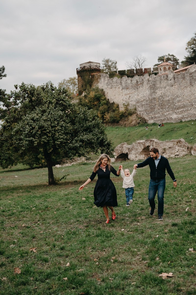 Nevena, Dusan i Vuk porodicno fotografisanje napolju. Deciji i porodicni fotograf u Beogradu Oksana Skendzic