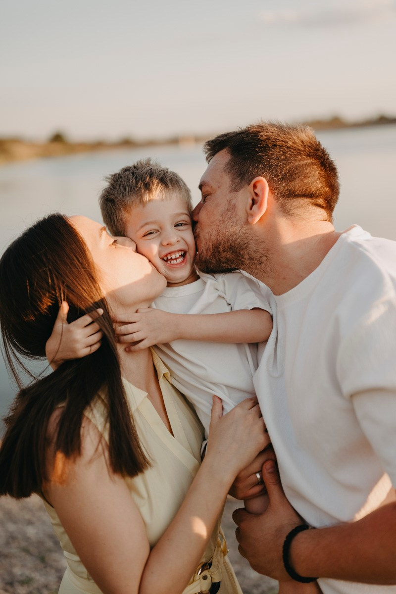 Djurdjica, Tadej i Miloje porodicno fotografisanje napolju. Deciji i porodicni fotograf u Beogradu Oksana Skendzic