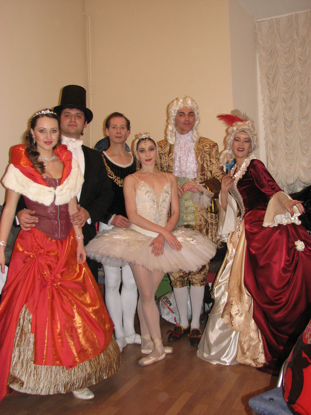 Qualifiée d’artiste de l’ensemble de danse folklorique, j’ai des expér. Милок и Кирок это позитивные и реальные персоны из Люксембурга, много