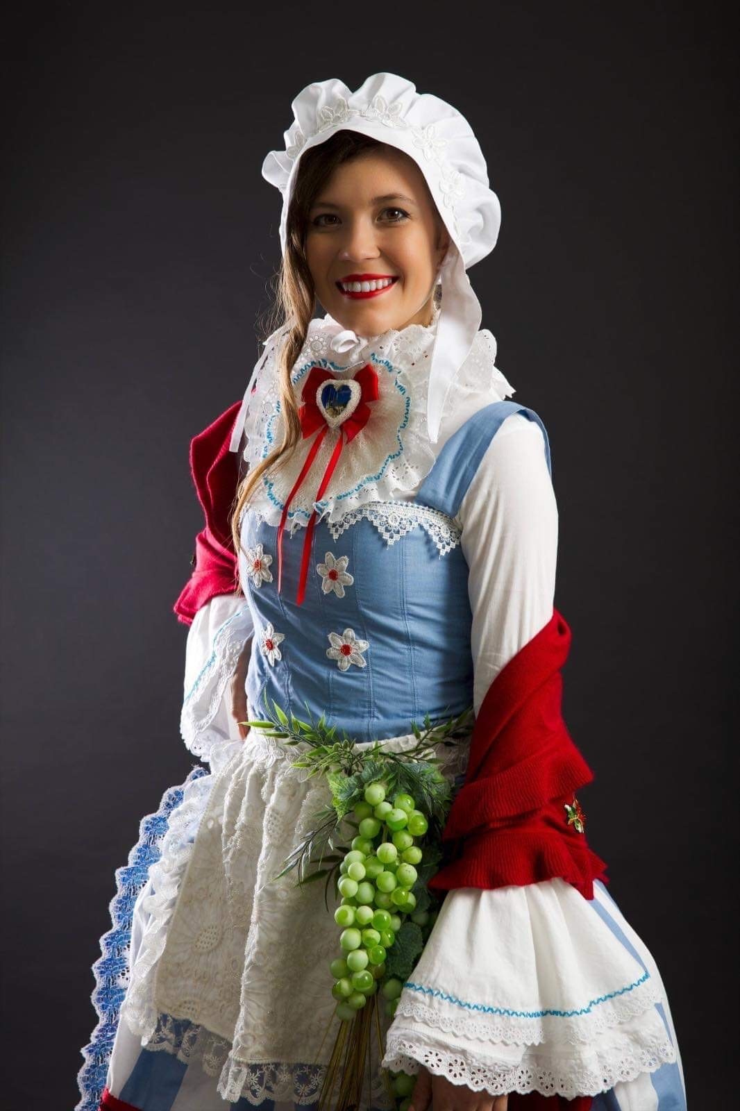 Melanie Heynsbroek, Miss Luxembourg 2019, miss world, photomodèle, Modél, mannequin, défilé, L'actrice, le patinage artistique et le patin en ligne, Luxembourg, Robes faites à la main, broderie à la main, idée de conception de la robe, broderie de bisbilles, costume national le Luxembourg, Lëtzebuerg, Мисс Люксембург 2019, участница Мисс Мира 2019, фотомодель, Модель, Актриса,  Фигурное катание на льду Люксембург, фигурное катание на роликовых коньках Люксембург, аниматор, детский день рождения, платья ручной работы, ручная вышивка, идея дизайна платья, вышивка бисером, национальный костюм Люксембург.