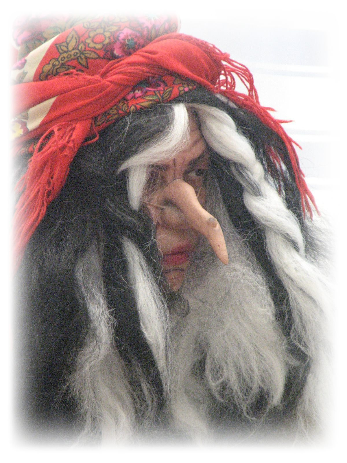 Qualifiée d’artiste de l’ensemble de danse folklorique, j’ai des expér. Милок и Кирок это позитивные и реальные персоны из Люксембурга, много