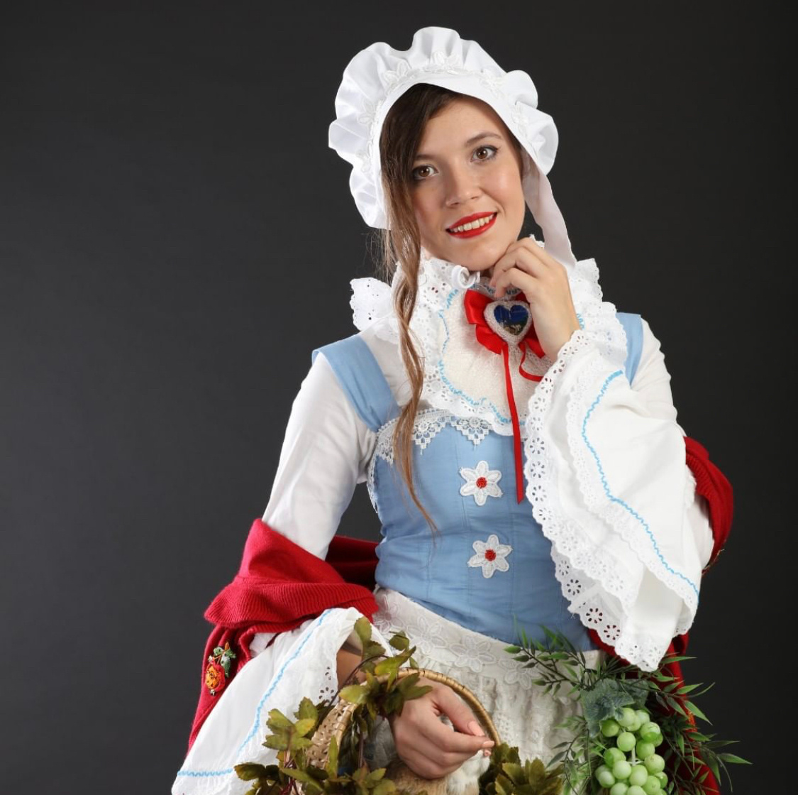 Melanie Heynsbroek, Miss Luxembourg 2019, miss world, photomodèle, Modél, mannequin, défilé, L'actrice, le patinage artistique et le patin en ligne, Luxembourg, Robes faites à la main, broderie à la main, idée de conception de la robe, broderie de bisbilles, costume national le Luxembourg, Lëtzebuerg, Мисс Люксембург 2019, участница Мисс Мира 2019, фотомодель, Модель, Актриса,  Фигурное катание на льду Люксембург, фигурное катание на роликовых коньках Люксембург, аниматор, детский день рождения, платья ручной работы, ручная вышивка, идея дизайна платья, вышивка бисером, национальный костюм Люксембург.