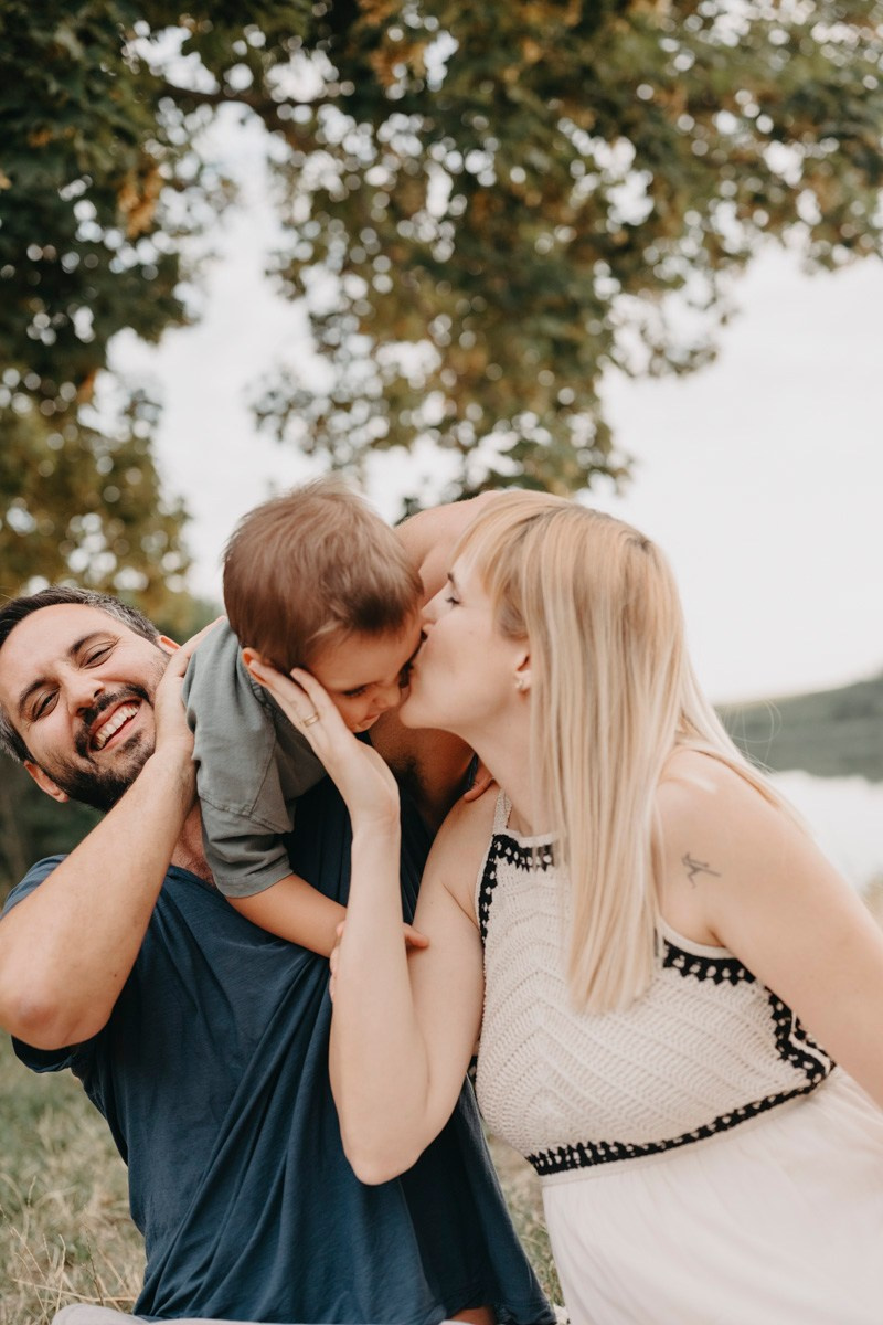 Dijana, Relja i Teo / porodicno fotografisanje napolju. Deciji i porodicni fotograf u Beogradu Oksana Skendzic