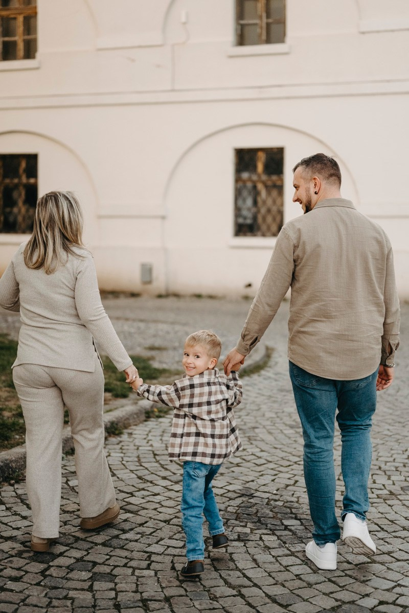 Zlata, Nemanja i Aleksej — porodicno fotografisanje napolju. Deciji i porodicni fotograf u Beogradu Oksana Skendzic