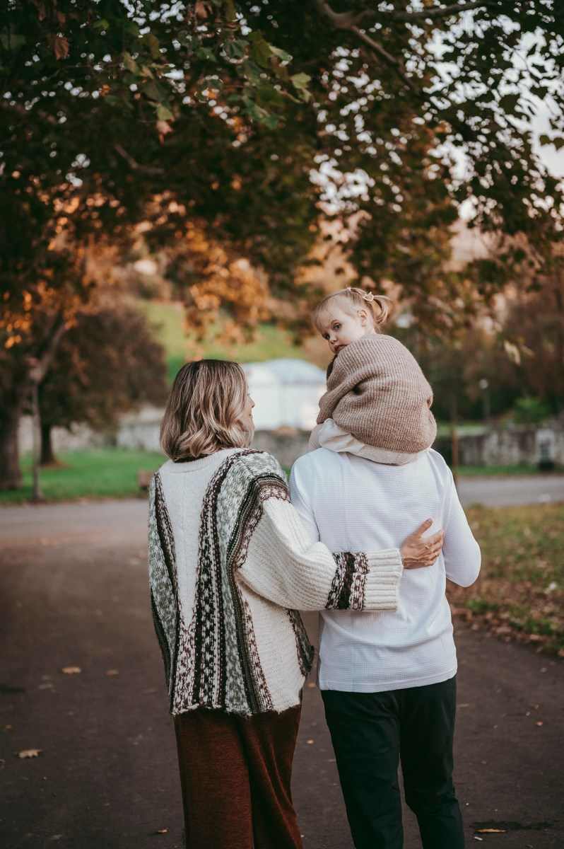 Anastasija, Aleksej i Agata / porodicno fotografisanje napolju. Deciji i porodicni fotograf u Beogradu Oksana Skendzic