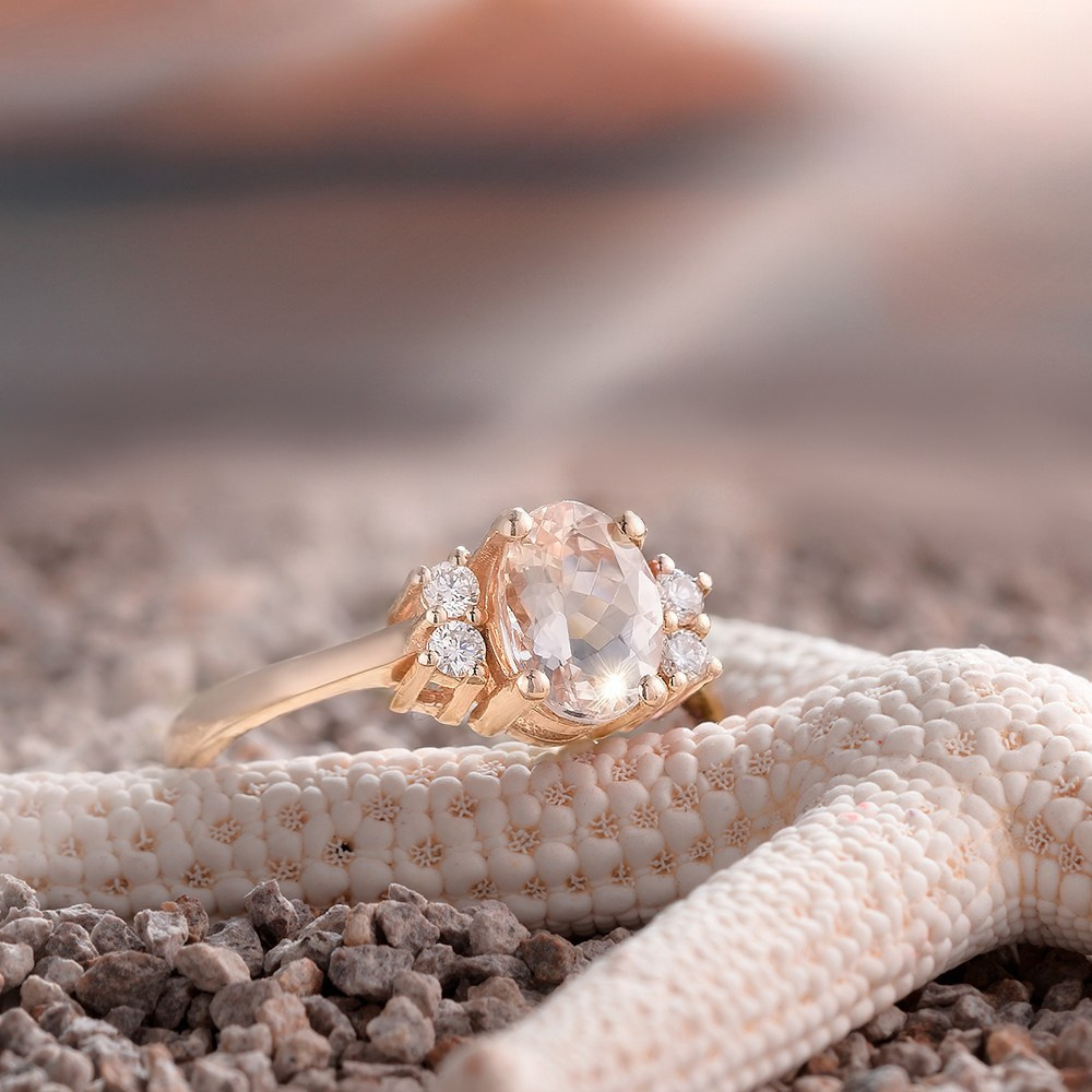 Zlatni prsten sa Morganitom pored morske zvazde.