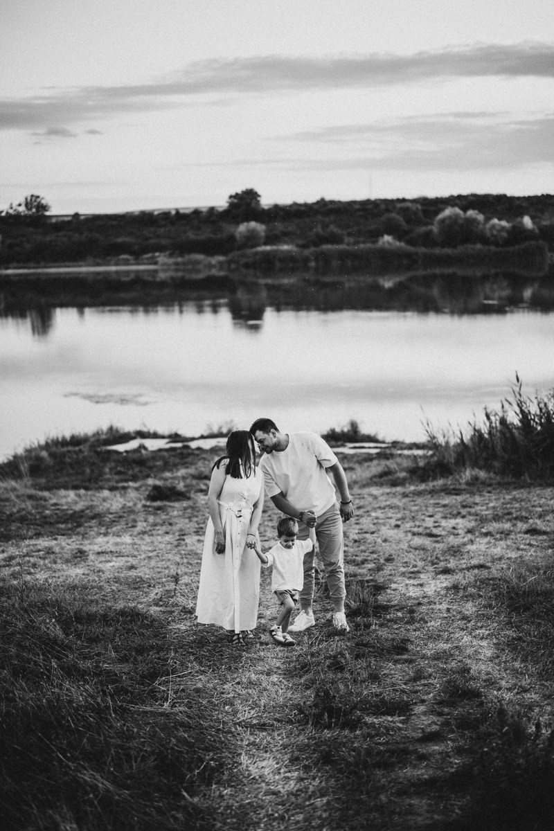 Djurdjica, Tadej i Miloje porodicno fotografisanje napolju. Deciji i porodicni fotograf u Beogradu Oksana Skendzic