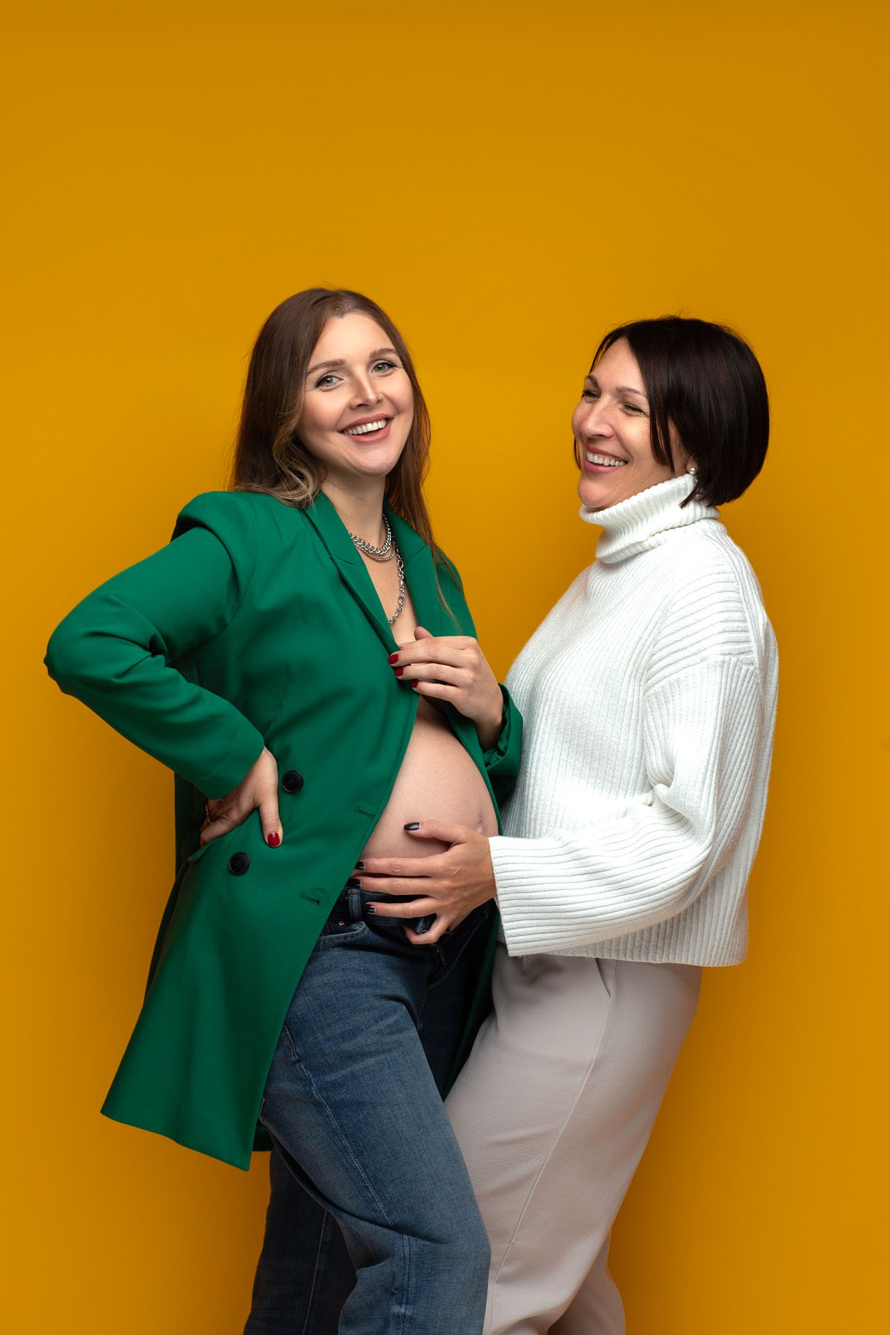 Kinderfotografie Leimen – zwei Kinder spielen fröhlich im Fotostudio, LAV Fotostudio