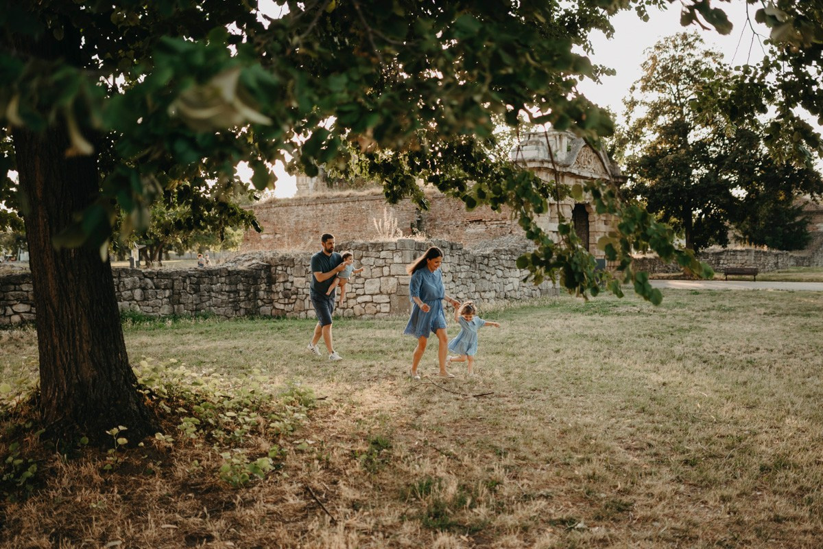 Jovana Zoran Jana i Bogdan — porodicno fotografisanje napolju. Deciji i porodicni fotograf u Beogradu Oksana Skendzic
