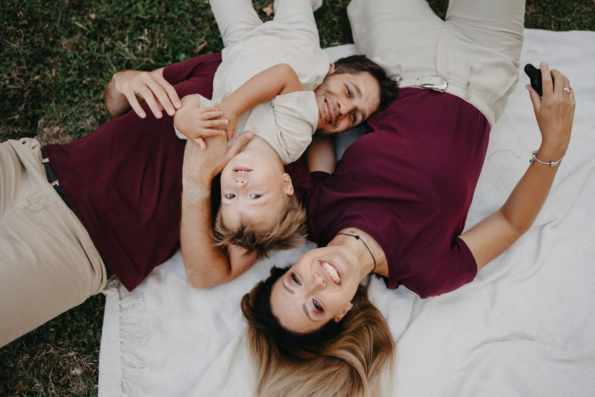 Aleksandra, Lazar, Marin i Leo / porodicno fotografisanje napolju. Deciji i porodicni fotograf u Beogradu Oksana Skendzic