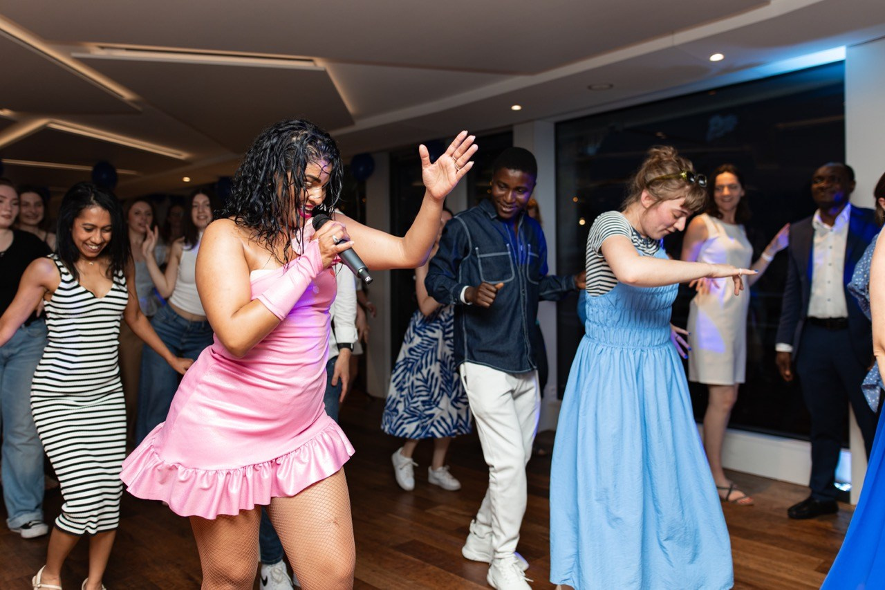 Firemní fotograf Praha. Dana Lišková — Empatická fotografka | Introspektivní umělkyně | Neurodivergentní koučka| Zakladatelka Artepy.cz