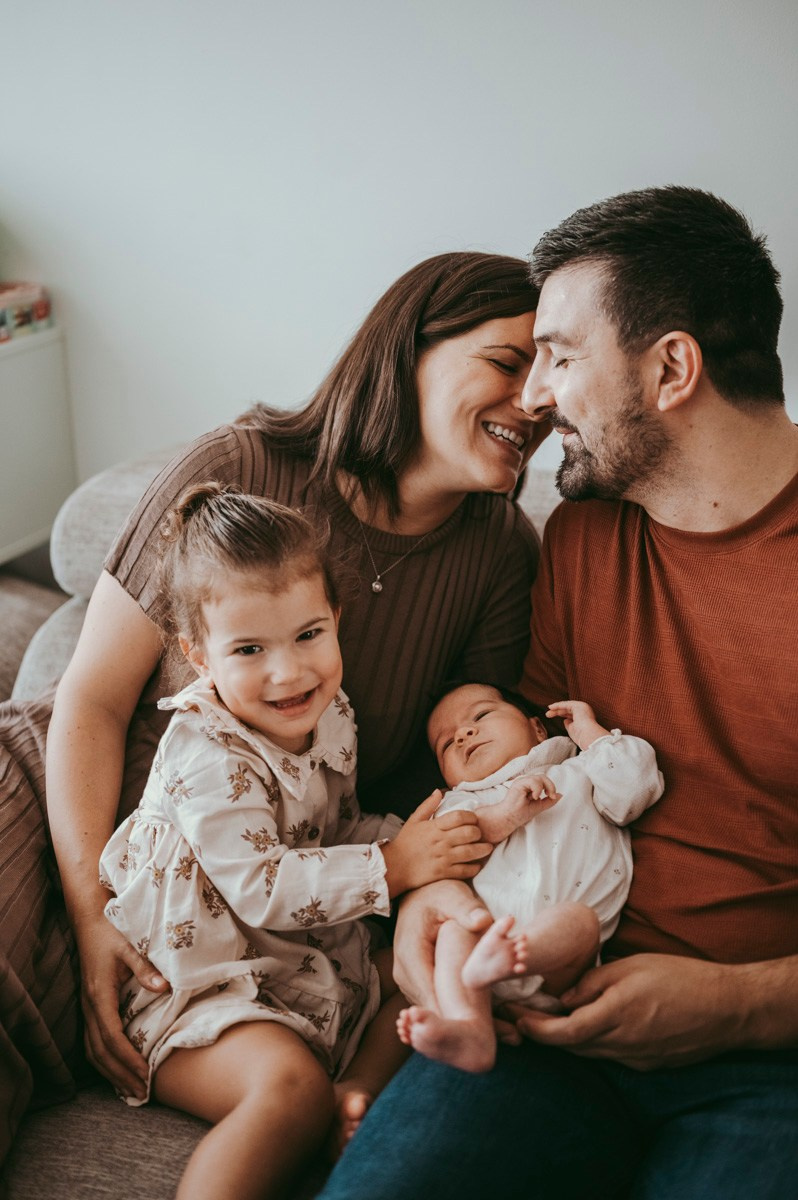 Katarina, Dejan, Petra i Julija / porodicno fotografisanje kod kuce. Deciji i porodicni fotograf u Beogradu Oksana Skendzic