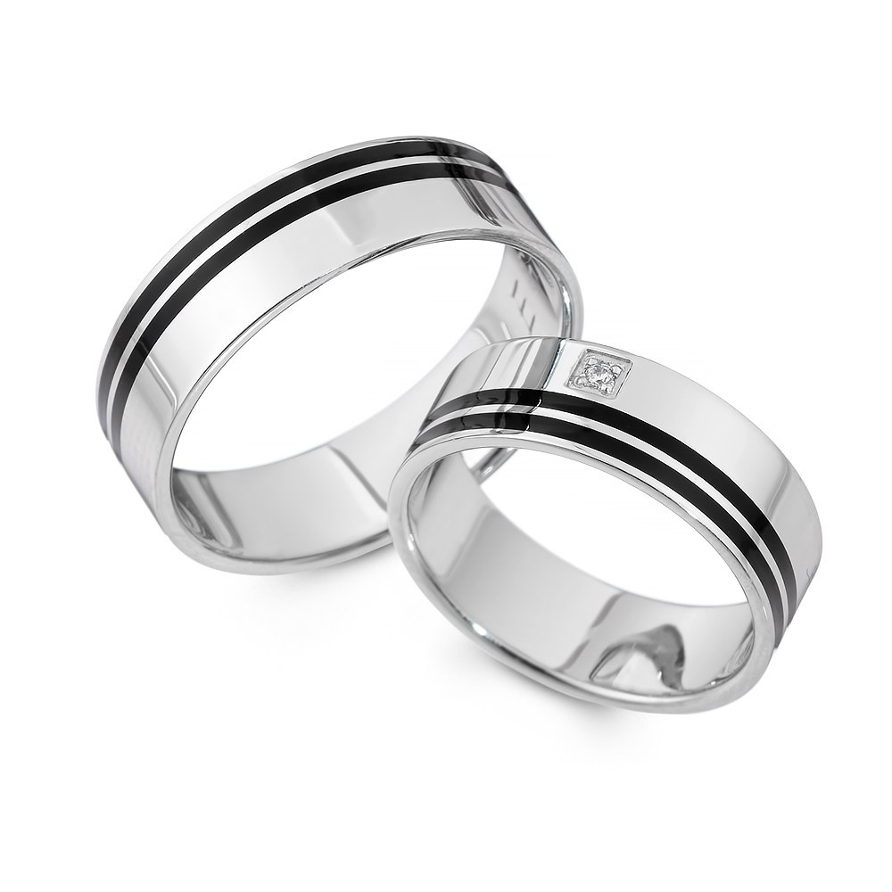 Par zlatnih burmi na beloj pozadini.