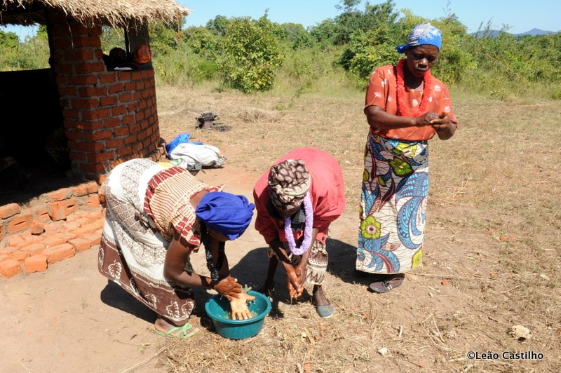 Photos of volunteer work in Mozambique. Simbahalu