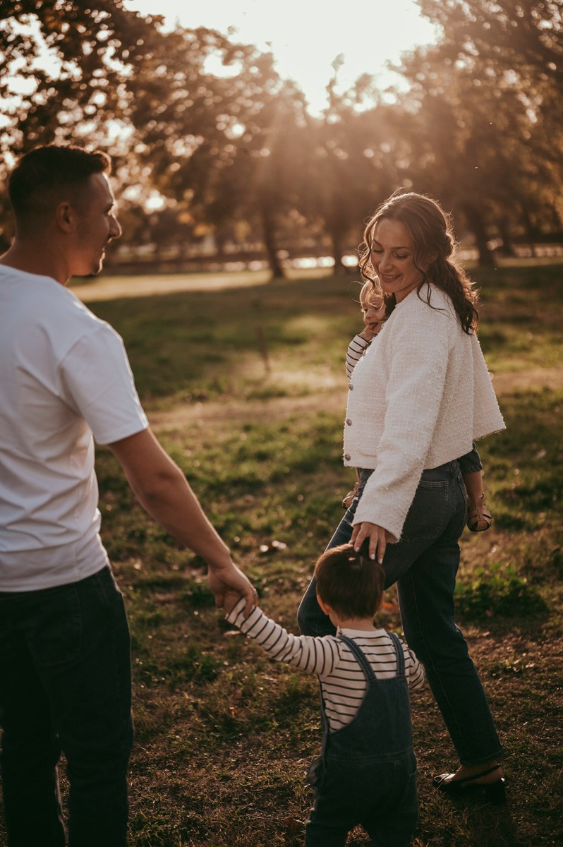 Aleksandra, Filip, Lion i Luka / PORODICNOFOTOGRAFISANJE napolju. Deciji i porodicni fotograf u Beogradu Oksana Skendzic