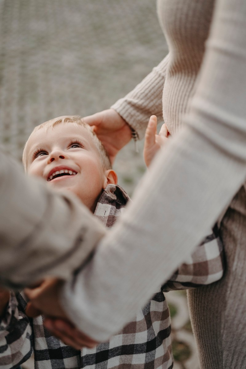 Zlata, Nemanja i Aleksej — porodicno fotografisanje napolju. Deciji i porodicni fotograf u Beogradu Oksana Skendzic