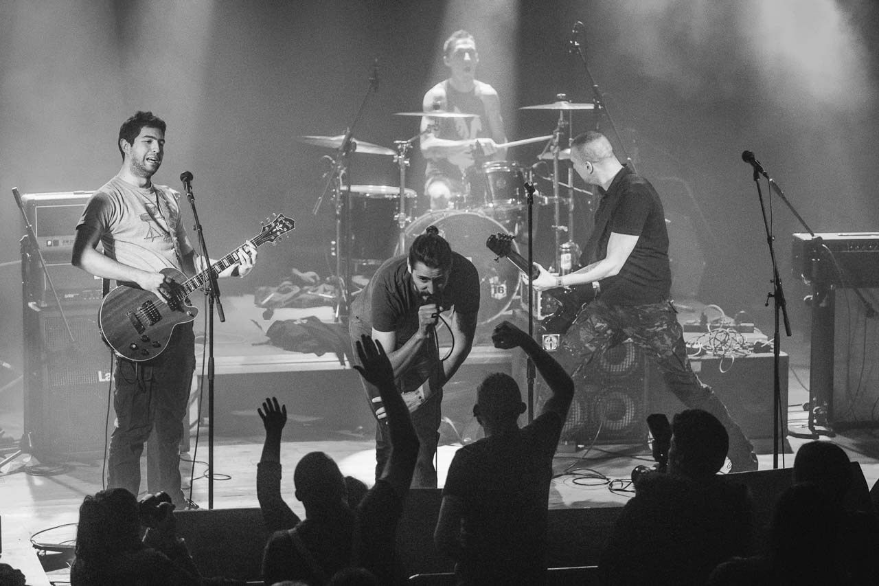 Frontmen benda Neprijatelj prelazi zeku na sceni dok publika reaguje na energičan nastup.