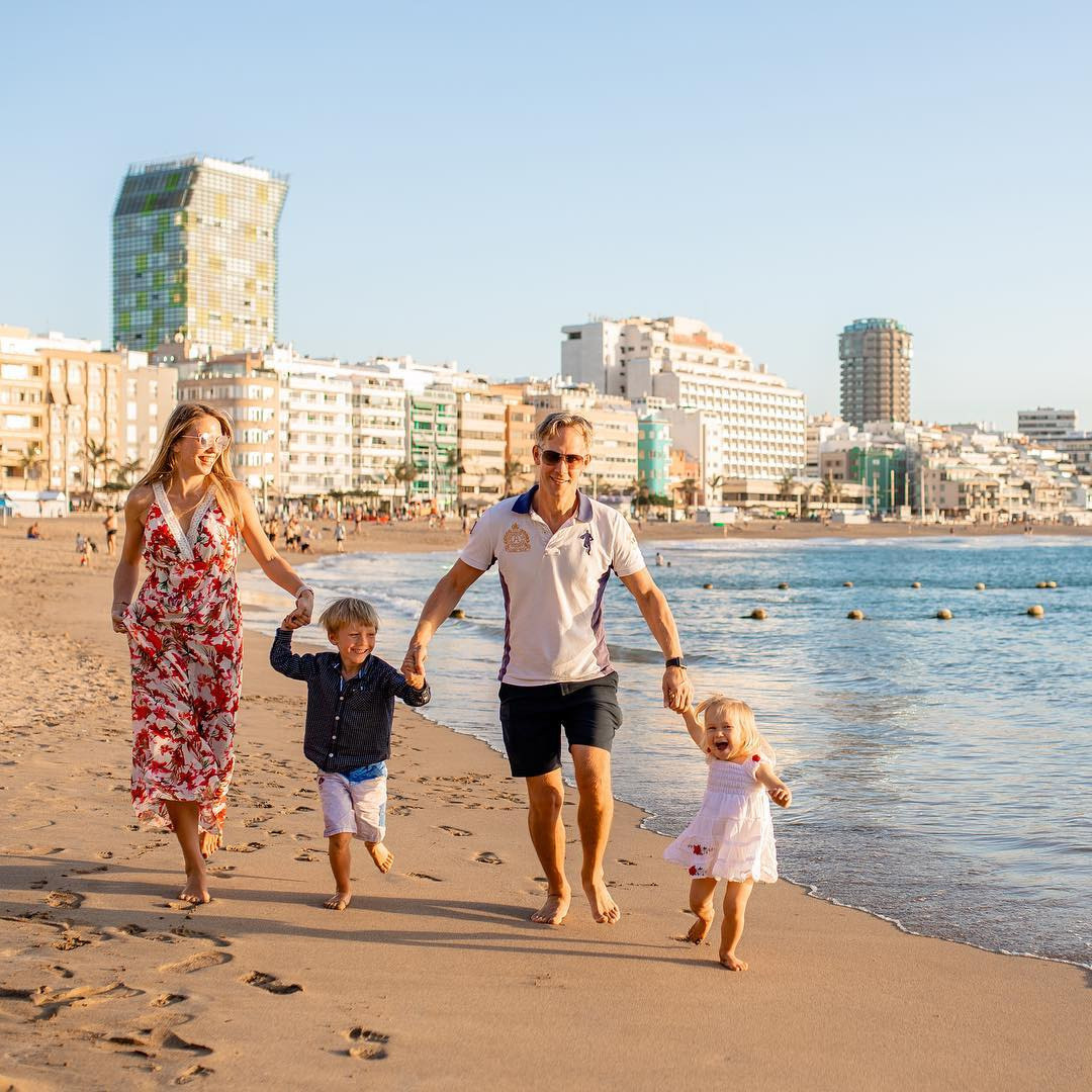 Une famille marchant sur la plage avec ses enfants à Las Palmas