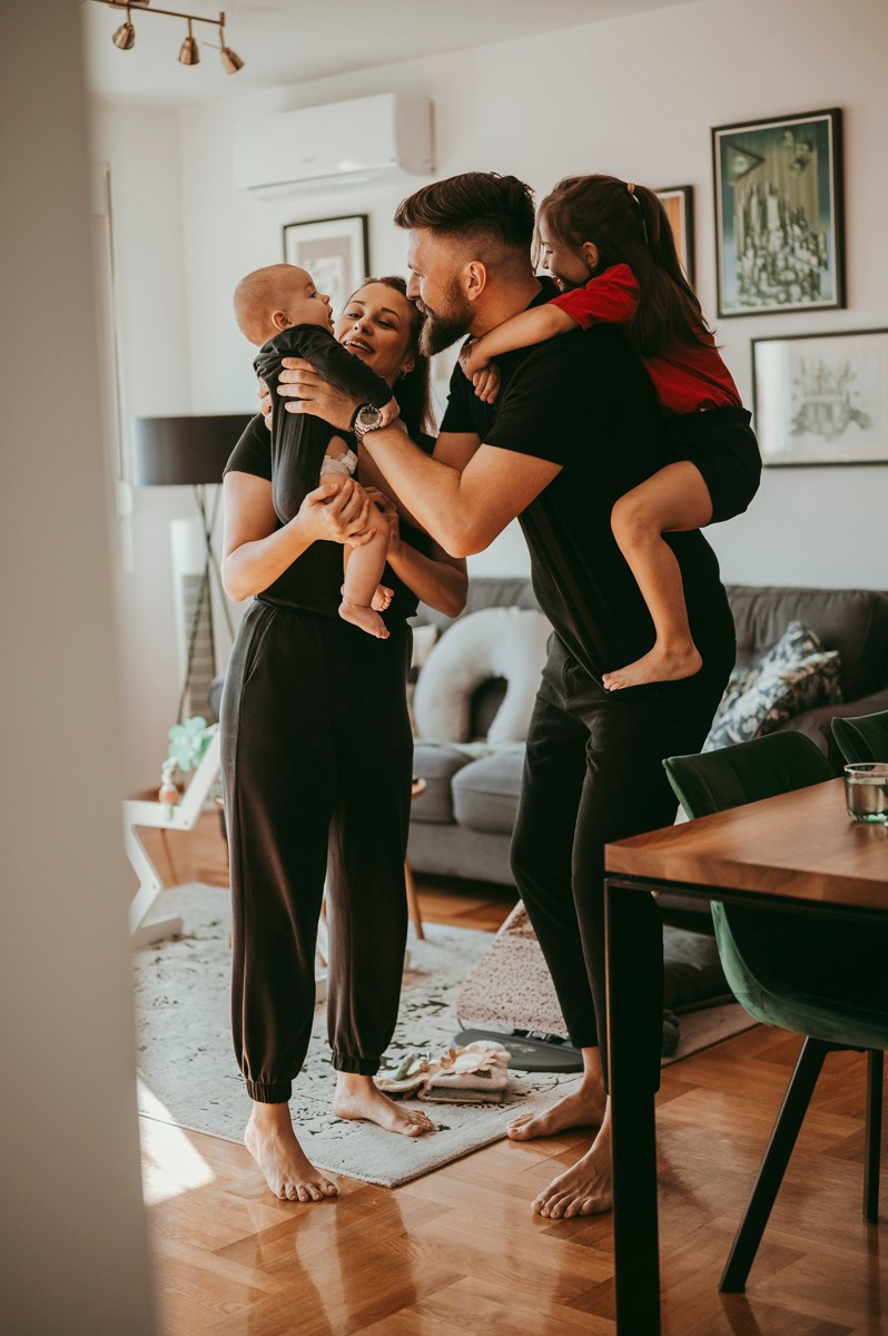 Dobro dosao, Jakove / porodicno fotografisanje kod kuce. Deciji i porodicni fotograf u Beogradu Oksana Skendzic