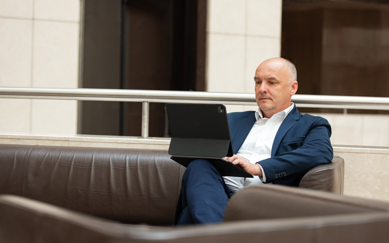 Business portrét Praha. Dana Lišková — Empathetic Photographer | Introspective Artist |Neurodivergent Coach | Founder of Artepy.cz