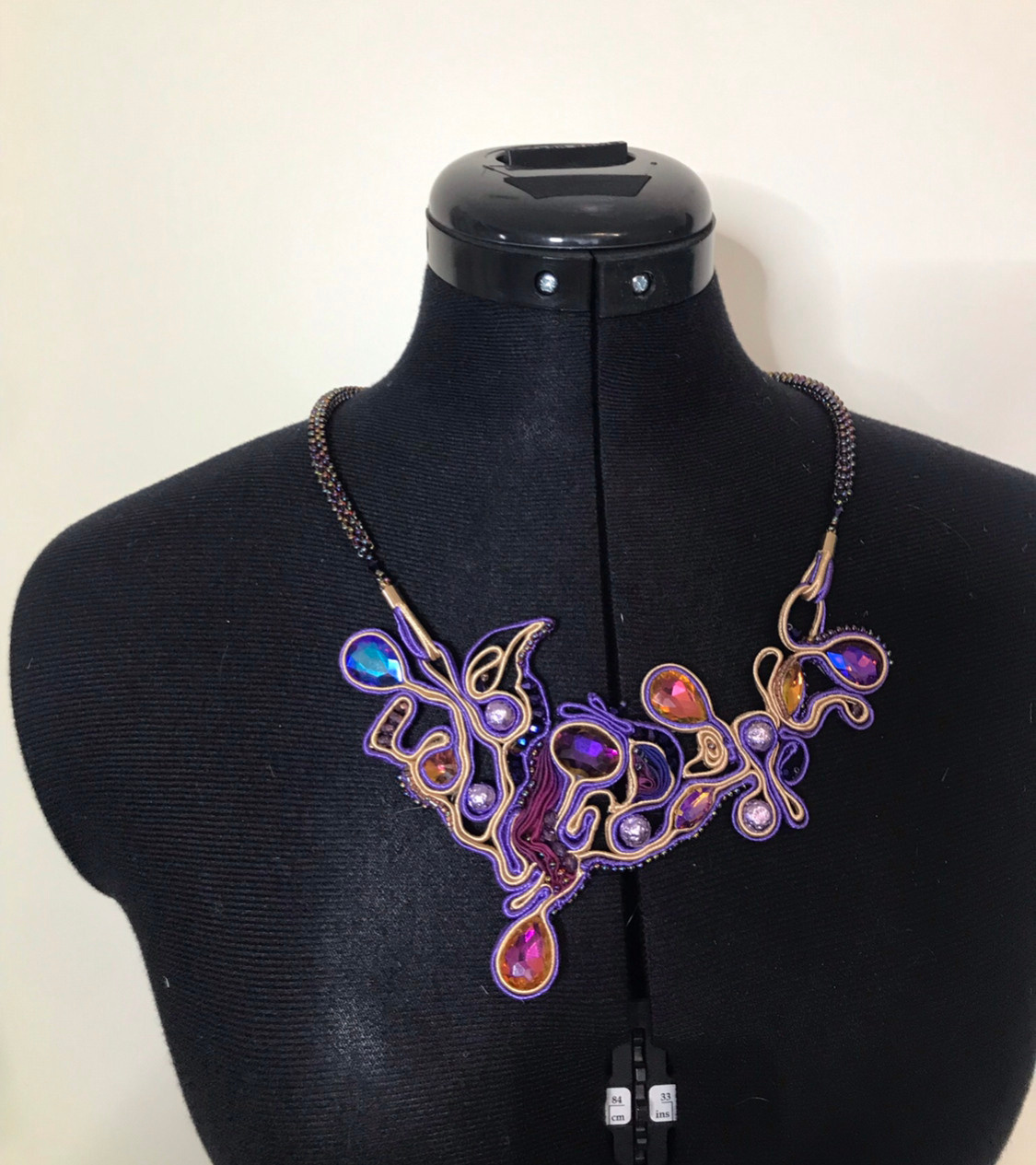 Collier en soutache. Mannequins, design, decoration, handmade, photographe…