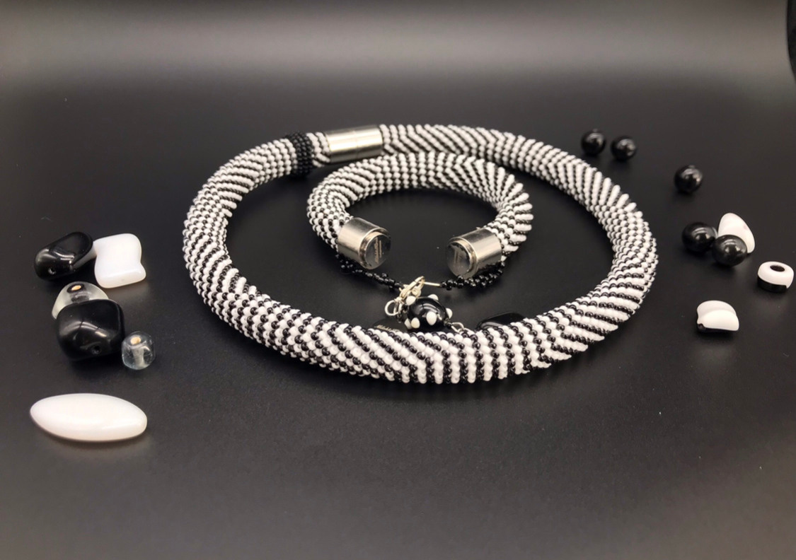 Bijoux pour cadeau. Milok et Kirok sont des gens positifs et réels. Nous serons ravis de v