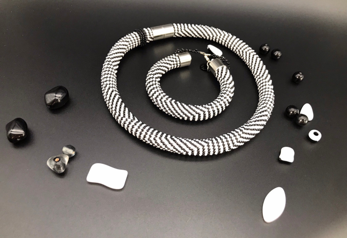 Bijoux pour cadeau. Milok et Kirok sont des gens positifs et réels. Nous serons ravis de v