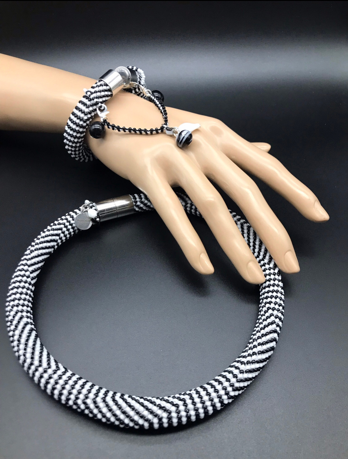 Bijoux pour cadeau. Milok et Kirok sont des gens positifs et réels. Nous serons ravis de v