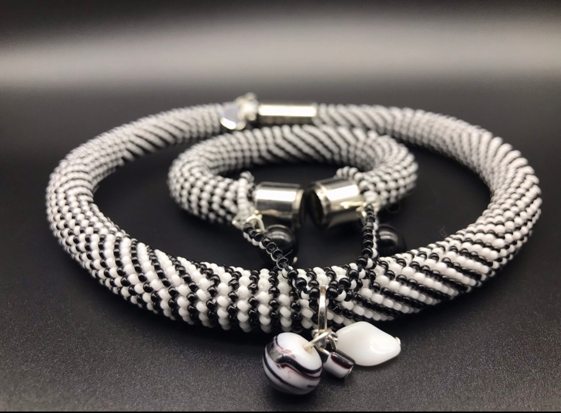 Bijoux pour cadeau. Milok et Kirok sont des gens positifs et réels. Nous serons ravis de v