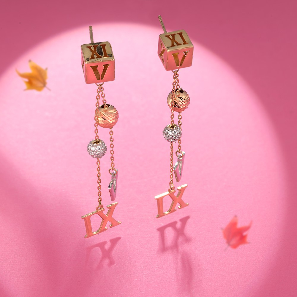 Viseće minjdjuše lebde u vazduhu na roze pozadini.