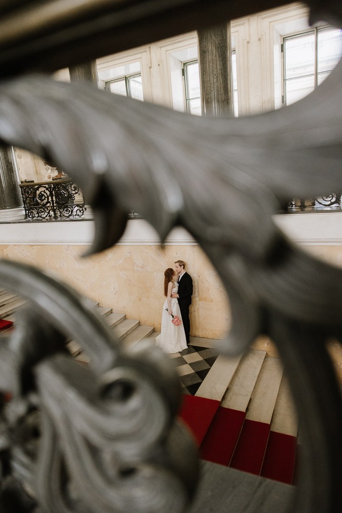 Anna & David (Hochzeitsfotoshooting im Museum). Familien & Hochzeitfotografin Nadja Holzmann