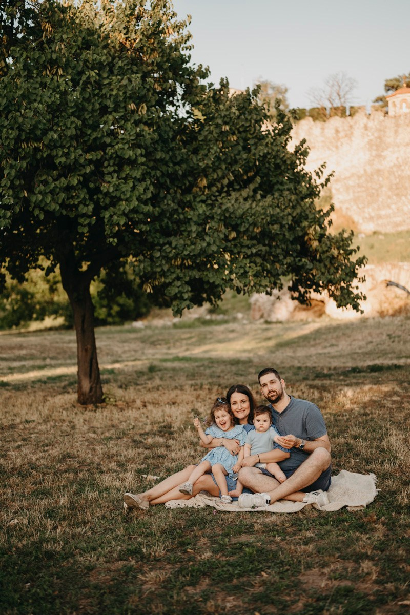 Jovana Zoran Jana i Bogdan — porodicno fotografisanje napolju. Deciji i porodicni fotograf u Beogradu Oksana Skendzic