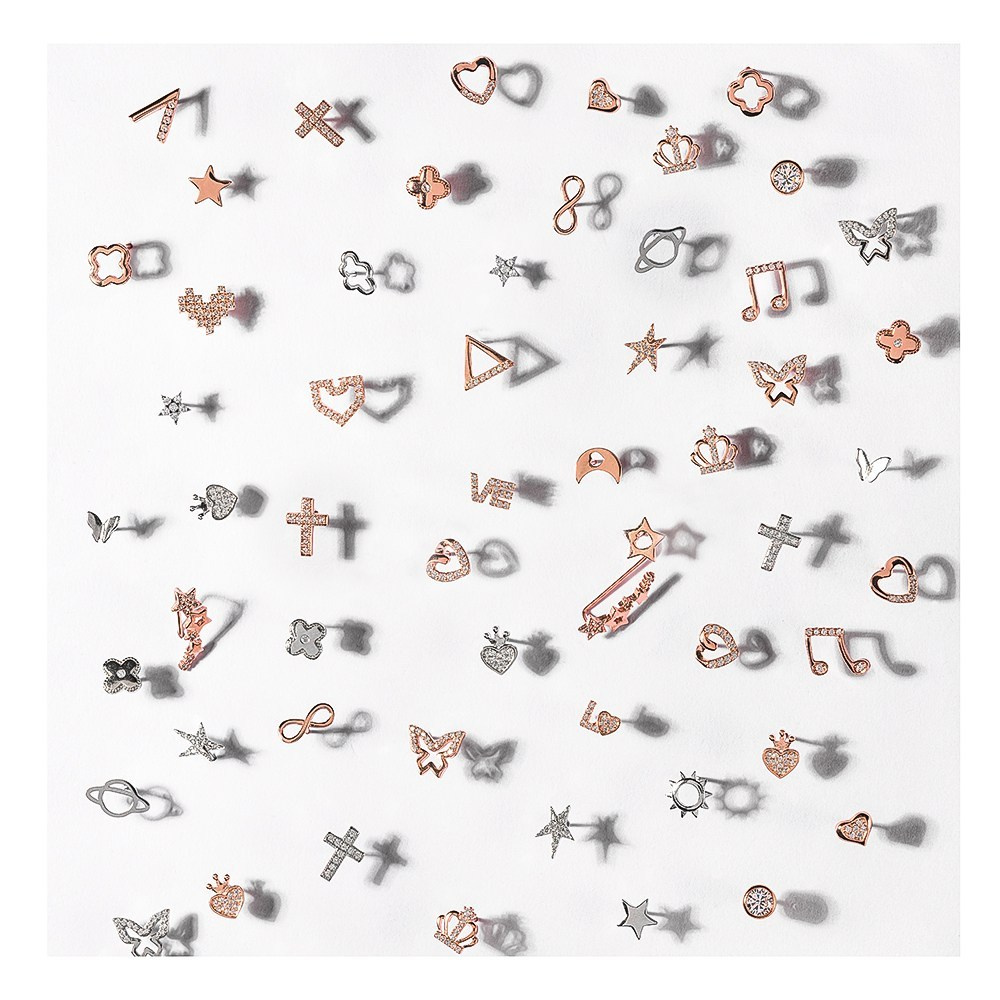 Puno sitnih minjdjuša na beloj pozadini.