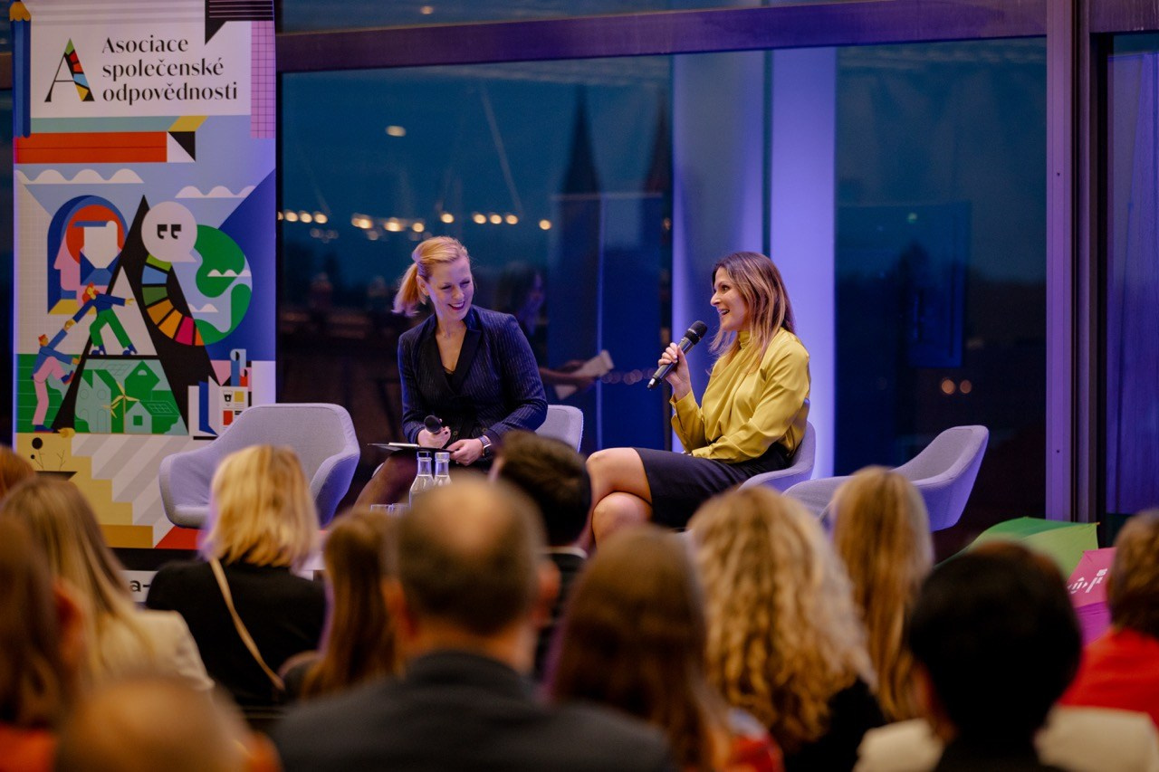 Firemní fotograf Praha. Dana Lišková — Empatická fotografka | Introspektivní umělkyně | Neurodivergentní koučka| Zakladatelka Artepy.cz