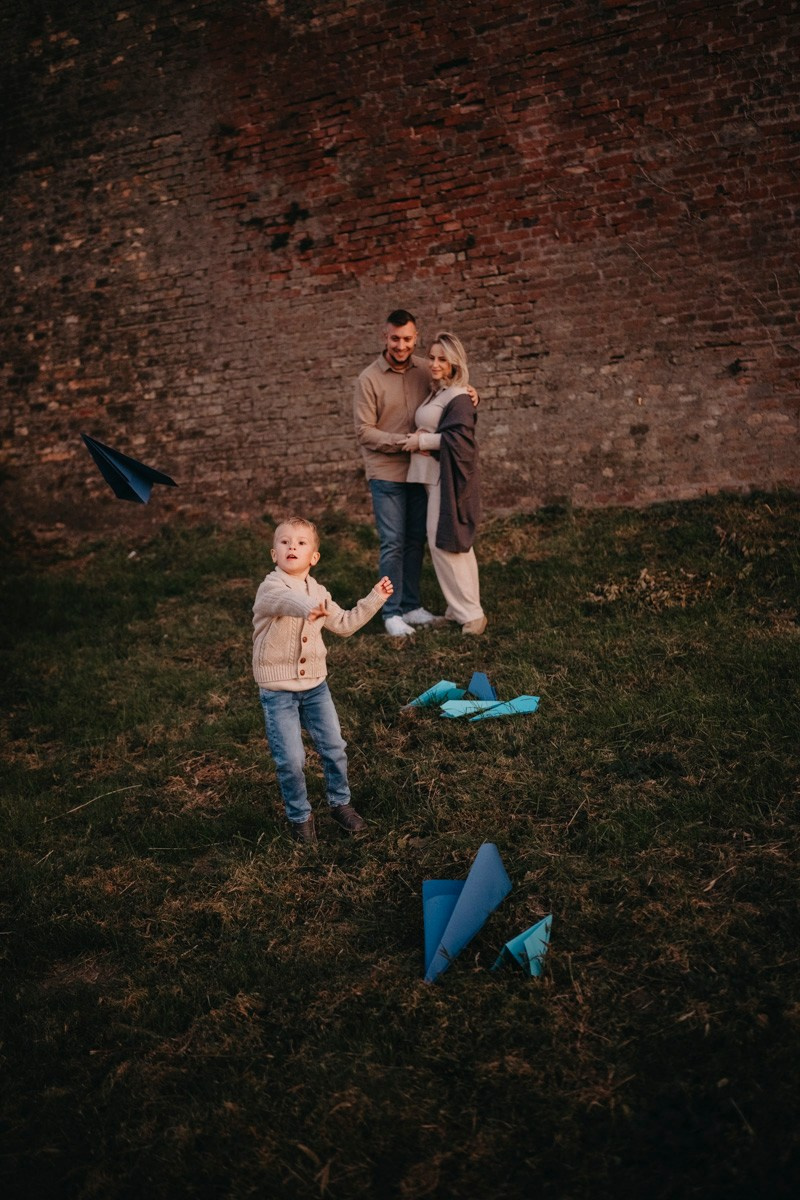 Zlata, Nemanja i Aleksej — porodicno fotografisanje napolju. Deciji i porodicni fotograf u Beogradu Oksana Skendzic