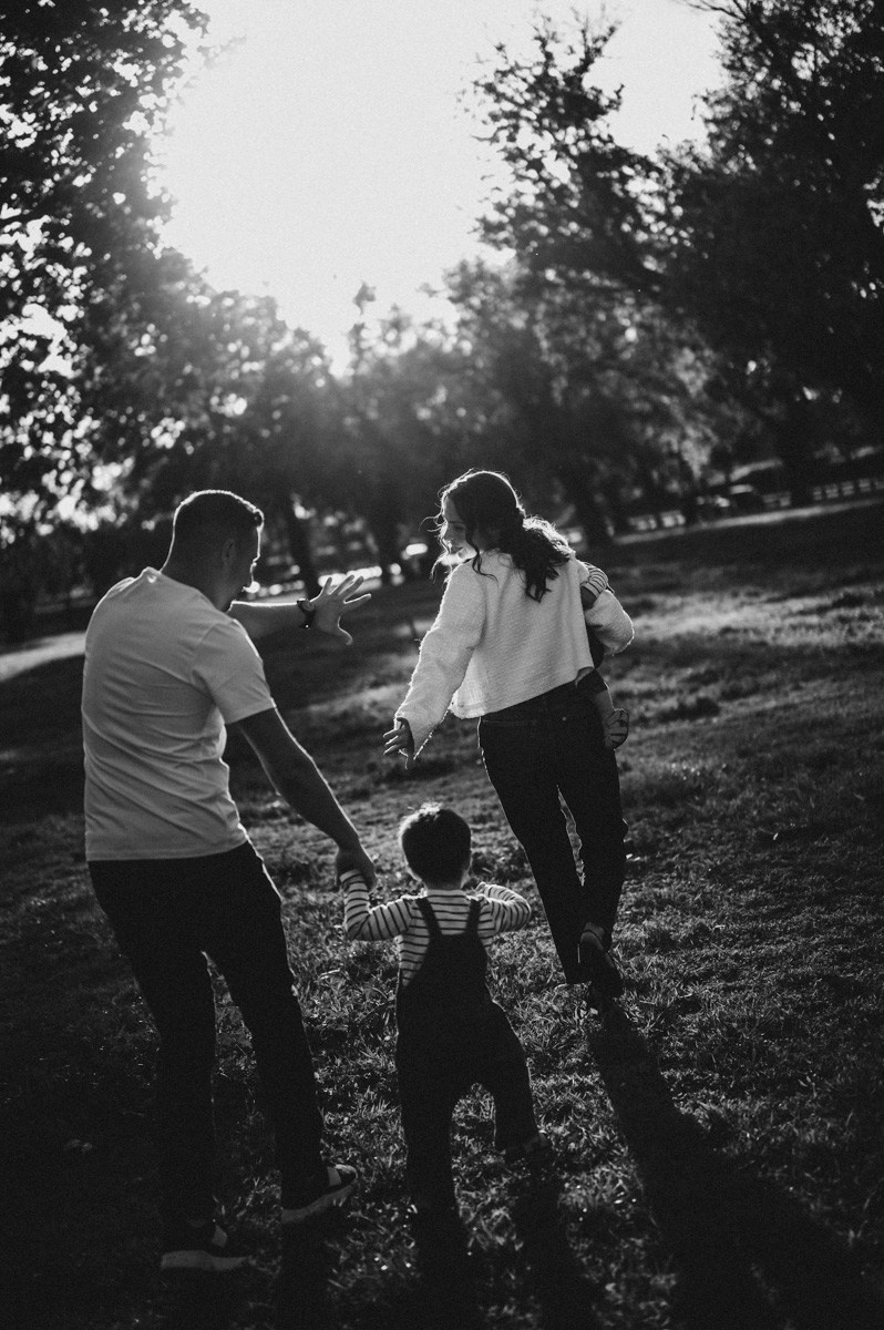 Aleksandra, Filip, Lion i Luka / PORODICNOFOTOGRAFISANJE napolju. Deciji i porodicni fotograf u Beogradu Oksana Skendzic