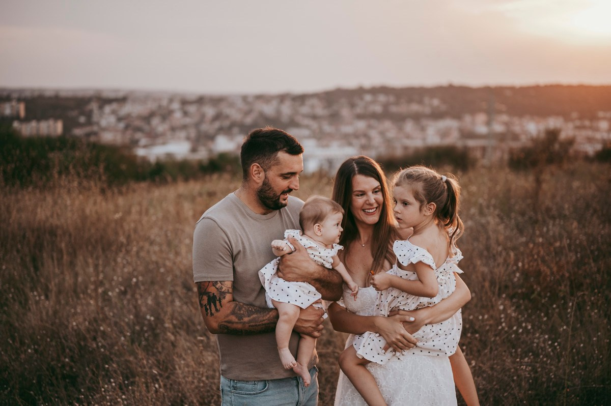 Sonja, Bojan, Nadja i Una / porodicno fotografisanje. Deciji i porodicni fotograf u Beogradu Oksana Skendzic